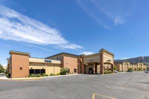 ein Parkplatz vor einem Einkaufszentrum in der Unterkunft Comfort Inn Butte City Center I-15 - I-90 in Butte