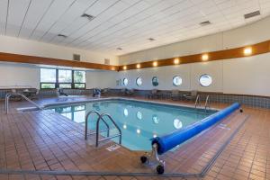 ein großer Pool mit blauer Rutsche in der Unterkunft Comfort Inn Butte City Center I-15 - I-90 in Butte