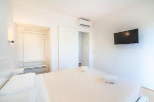 A television and/or entertainment centre at Terrazza Sella Del Diavolo - Vista Mare - WiFi AC