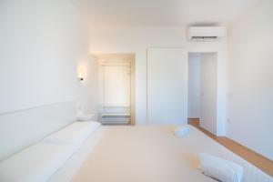 A bed or beds in a room at Terrazza Sella Del Diavolo - Vista Mare - WiFi AC