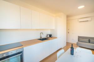 A kitchen or kitchenette at Terrazza Sella Del Diavolo - Vista Mare - WiFi AC