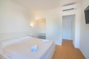 A bed or beds in a room at Terrazza Sella Del Diavolo - Vista Mare - WiFi AC