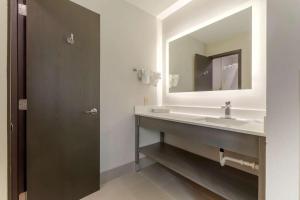 Clarion Pointe Tomah的一间浴室