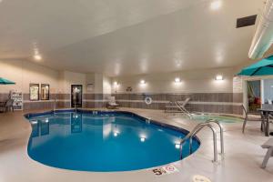 Una gran piscina en una habitación de hotel con en Clarion Pointe Tomah, en Tomah