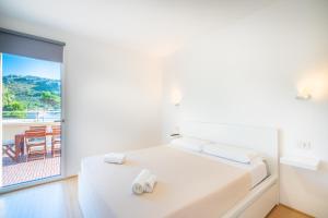 A bed or beds in a room at Terrazza Sella Del Diavolo - Vista Mare - WiFi AC