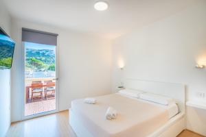 A bed or beds in a room at Terrazza Sella Del Diavolo - Vista Mare - WiFi AC