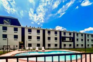 ein Hotel mit einem Pool vor einem Gebäude in der Unterkunft Quality Inn & Suites Lake Charles in Lake Charles