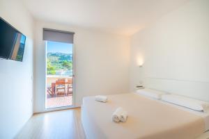 A bed or beds in a room at Terrazza Sella Del Diavolo - Vista Mare - WiFi AC