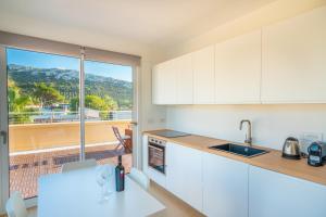 A kitchen or kitchenette at Terrazza Sella Del Diavolo - Vista Mare - WiFi AC