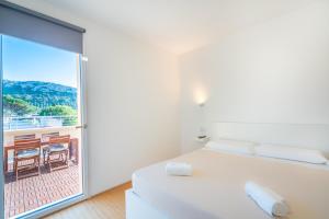 A bed or beds in a room at Terrazza Sella Del Diavolo - Vista Mare - WiFi AC