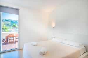 A bed or beds in a room at Terrazza Sella Del Diavolo - Vista Mare - WiFi AC