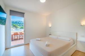 A bed or beds in a room at Terrazza Sella Del Diavolo - Vista Mare - WiFi AC