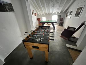 una habitación con una mesa de ping pong en el medio en Las Parras House - Casa en Torredelcampo, en Torredelcampo
