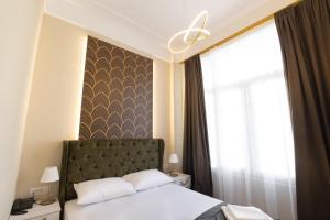 Katil atau katil-katil dalam bilik di Modern Revival Luxury Hotel