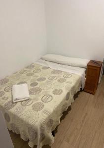 Bett in einem Zimmer mit Kissen darauf in der Unterkunft Apartamento Clave Center - 2 Dormitorios con 2 Baños - 3º Sin Ascensor -No Fumadores in Saragossa