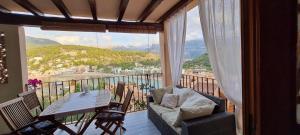 a balcony with a table and chairs and a view at Apartment mit Traumblick in Sóller