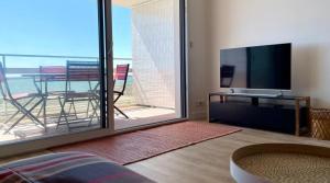 Televízia a/alebo spoločenská miestnosť v ubytovaní Large studio direct access to the beach