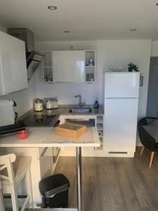 una cocina con una mesa con una caja. en City Apartments am Rhein en Bonn