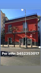 サレルノにあるVia Trento 30の通路側赤い建物