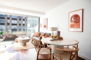 Χώρος καθιστικού στο Mediterranean Penthouse by Sydney Dreams