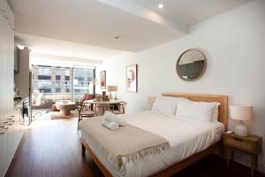 Ένα ή περισσότερα κρεβάτια σε δωμάτιο στο Mediterranean Penthouse by Sydney Dreams