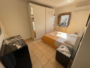 a small room with a bed and a television at Cà del Giò in Massa