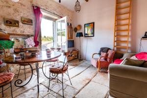 a living room with a table and a couch at Le Lavandin in Clansayes