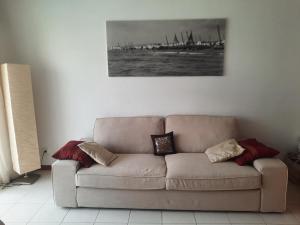 uma sala de estar com um sofá com almofadas em Calafell beach experience- Calafell playa em Calafell