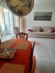 uma sala de estar com uma mesa e um grande globo em Calafell beach experience- Calafell playa em Calafell