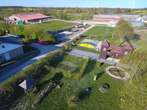 einen Blick über einen Park mit Spielplatz in der Unterkunft Bauernhof FeWo II Gänseblümchen in Schwienkuhl an der Ostsee in Schwienkuhl