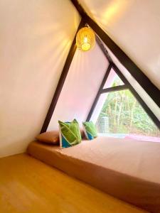 Postel nebo postele na pokoji v ubytování A-frame Villa at Tierra Verde, “Little Baguio” Real, Quezon