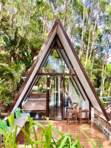 Zahrada ubytování A-frame Villa at Tierra Verde, “Little Baguio” Real, Quezon + 37 fotografií