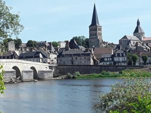 una città con un ponte sul fiume di La Pomme d'Or a La Charité