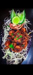 talerz z krewetkami, makaronem i wapnem w obiekcie Goan Delicacy Guest House w mieście Panaji