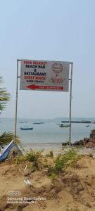 znak na plaży obok wody w obiekcie Goan Delicacy Guest House w mieście Panaji