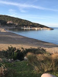 una playa con una pequeña isla en el agua en Auberge Galeris, en Galeria