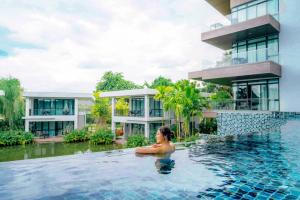 Bazén v ubytování Na Tree Tara Riverside Resort Amphawa Damnoensaduak nebo v jeho okolí