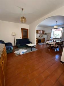 ein Wohnzimmer mit einem Sofa und einem Tisch in der Unterkunft Casa Caterina 2 storey house, with a mountain view in Toscolano-Maderno
