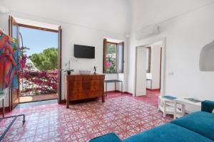 uma sala de estar com um sofá e uma televisão em Estate4home - Villa Field em Positano