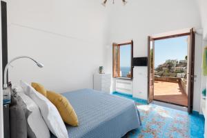 um quarto com uma cama e vista para o oceano em Estate4home - Villa Field em Positano