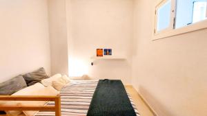 セビリアにあるApartamento Teodosio Centerの小さなベッドルーム(ベッド1台、窓付)