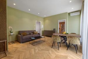 Dreamers' Rooms Sorrento في سورينتو: غرفة معيشة مع أريكة وطاولة