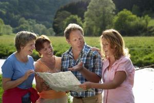 a group of people looking at a map at Hotel-Restaurant Im Heisterholz in Hemmelzen