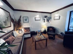 - un salon avec un canapé et une table dans l'établissement Quic En Groigne, à Saint-Malo