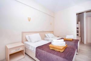 阿拉尼亞的住宿－MİKADO BEACH HOTEL，白色墙壁客房的两张床