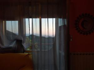 una finestra con vista sulle montagne di Casetta Petrara a Tiriolo