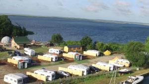 un grupo de camionetas estacionadas junto al agua en Holiday houses Międzyzdroje Wapnica Marina with private beach and boat facility, en Wapnica