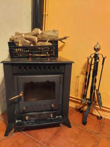 a black stove with some bread on top of it at Casa del Águila del Valle in Riópar Viejo