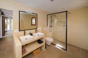 Kúpeľňa v ubytovaní ROMERO - Managed by Almarina Villas + 37 fotografií