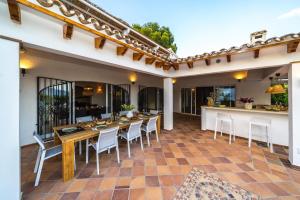 Reštaurácia alebo iné gastronomické zariadenie v ubytovaní ROMERO - Managed by Almarina Villas